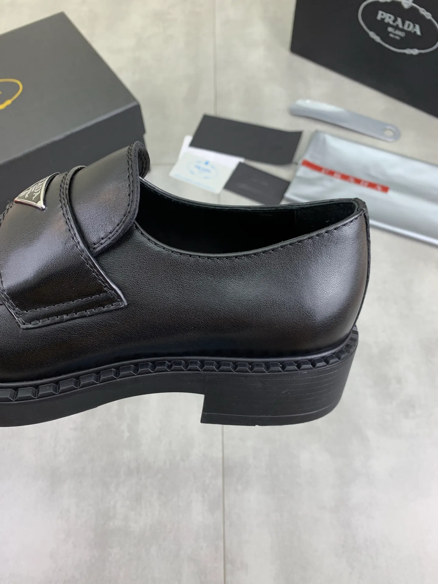 Factory price P800 💰Original quality, top version🔱 ＰＲＡＤＡPrada. Men's business casual leather shoes, top quality cow leather. 1:1 shipment ⬆️Luxurious and noble, all made of imported original first-layer fine suede cowhide, just to create a more comfortable wearing experience. Upper: original comfortable open-edge bead-rubbed calfskin ➕Top imported water-dyed full cow lining, original high-end lightweight and comfortable TPU combination bottom ✔️Code number: 39-44 (38 45 Can be customized)